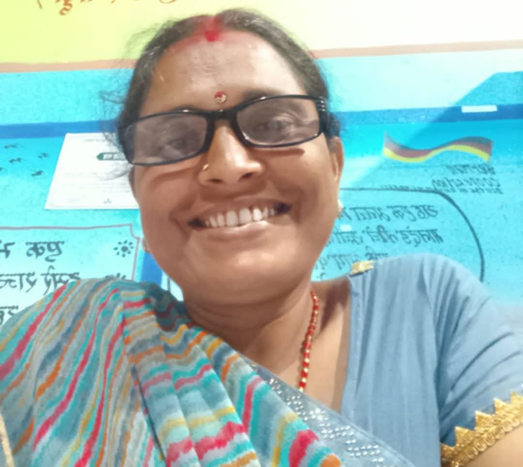 The Inspiring Story of a Mother Who Visits Doorsteps to Fill Out Paperwork and Connect People with Government Welfare Schemes