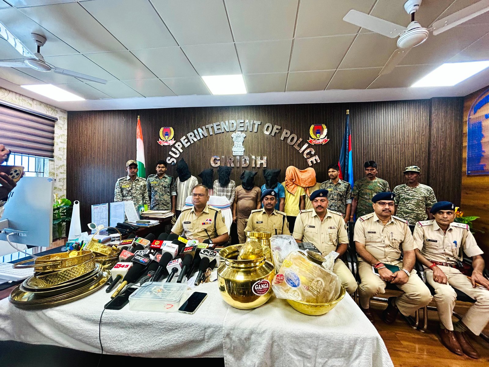 गिरिडीह पुलिस की‌‌ बड़ी कामयाबी: 13 चोरी मामलों का किया उद्भेदन, शातिर अंतरप्रांतीय/स्थानीय गिरोह के 7 सदस्य गिरफ्तार।