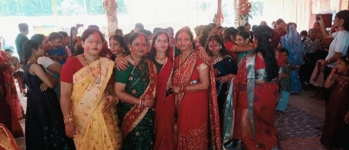 तेनुघाट में विवाहित महिलाओं ने सिंदूर खेला कर माँ दुर्गा को दी भावभीनी अंतिम विदाई।