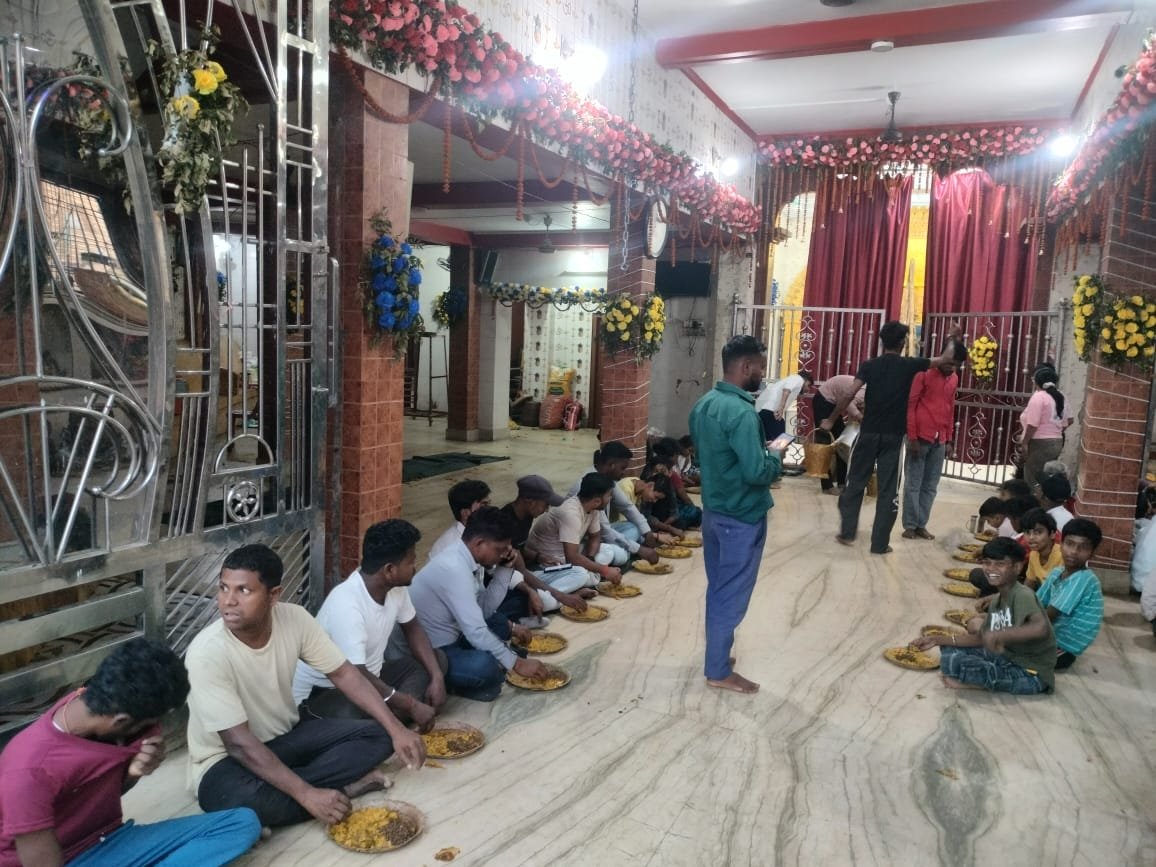 सिहोडीह आम बागान , सार्वजनिक दुर्गा मंडप,अरघाघाट में भी मां दुर्गा के भक्तों के लिए भव्य भंडारे का आयोजन, श्रद्धालुओं ने ग्रहण किया प्रसाद!