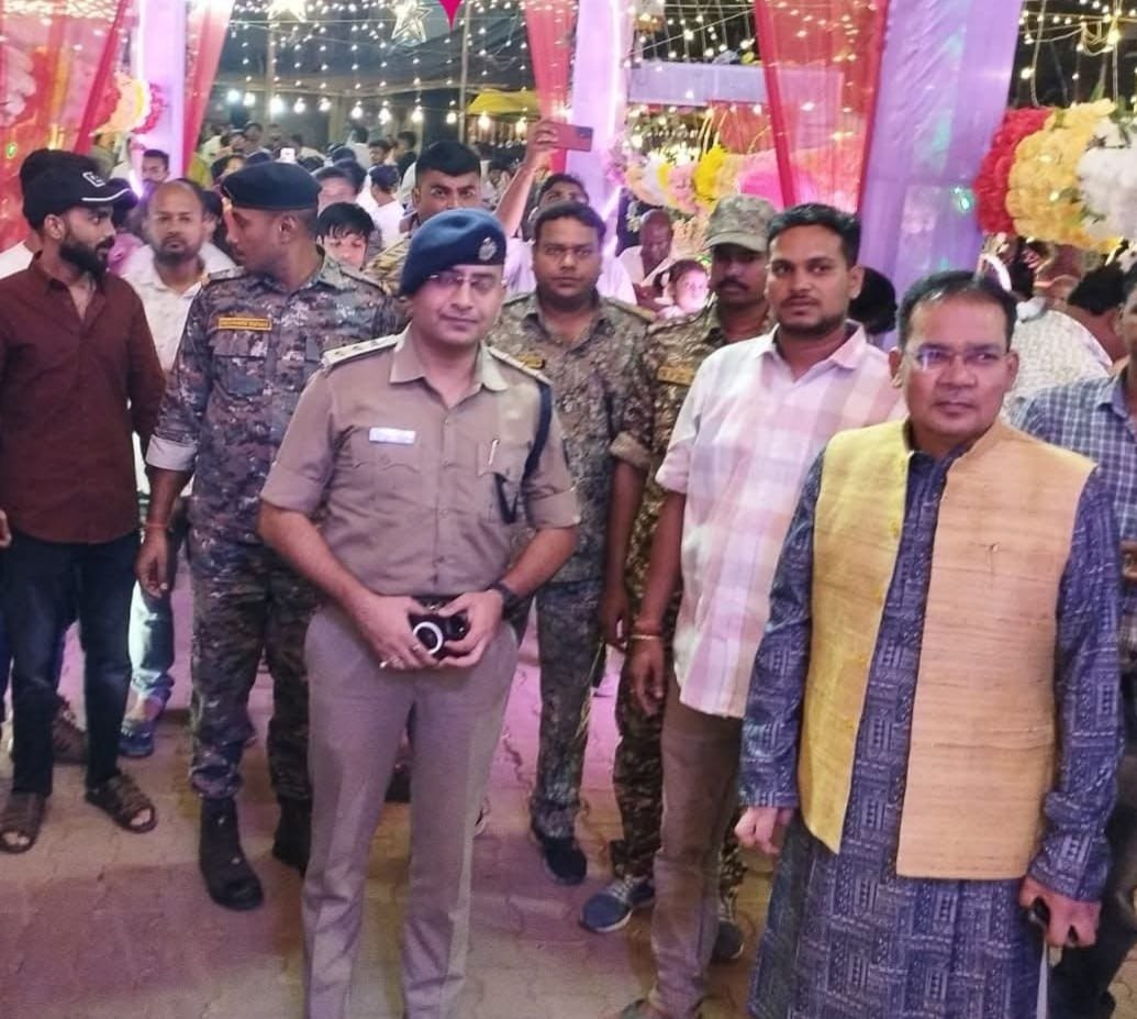 दुर्गापूजा के मद्देनजर अनुमंडल पदाधिकारी एवं अनुमंडल पुलिस पदाधिकारी ने विभिन्न पूजा पंडालों का किया निरीक्षण, सुरक्षा एवं विधि-व्यवस्था का लिया जायजा