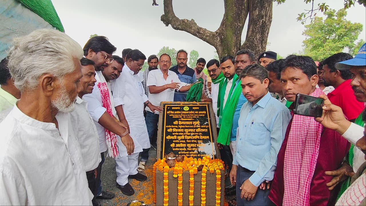 अमड़ापाड़ा प्रखंड के गौरपाड़ा गाँव में लिट्टीपाड़ा विधायक श्री हेमलाल मुर्मू जी शुभ हाथों हुआ प्राथमिक स्वास्थ्य केंद्र भवन के निर्माण कार्य का शिलान्यास