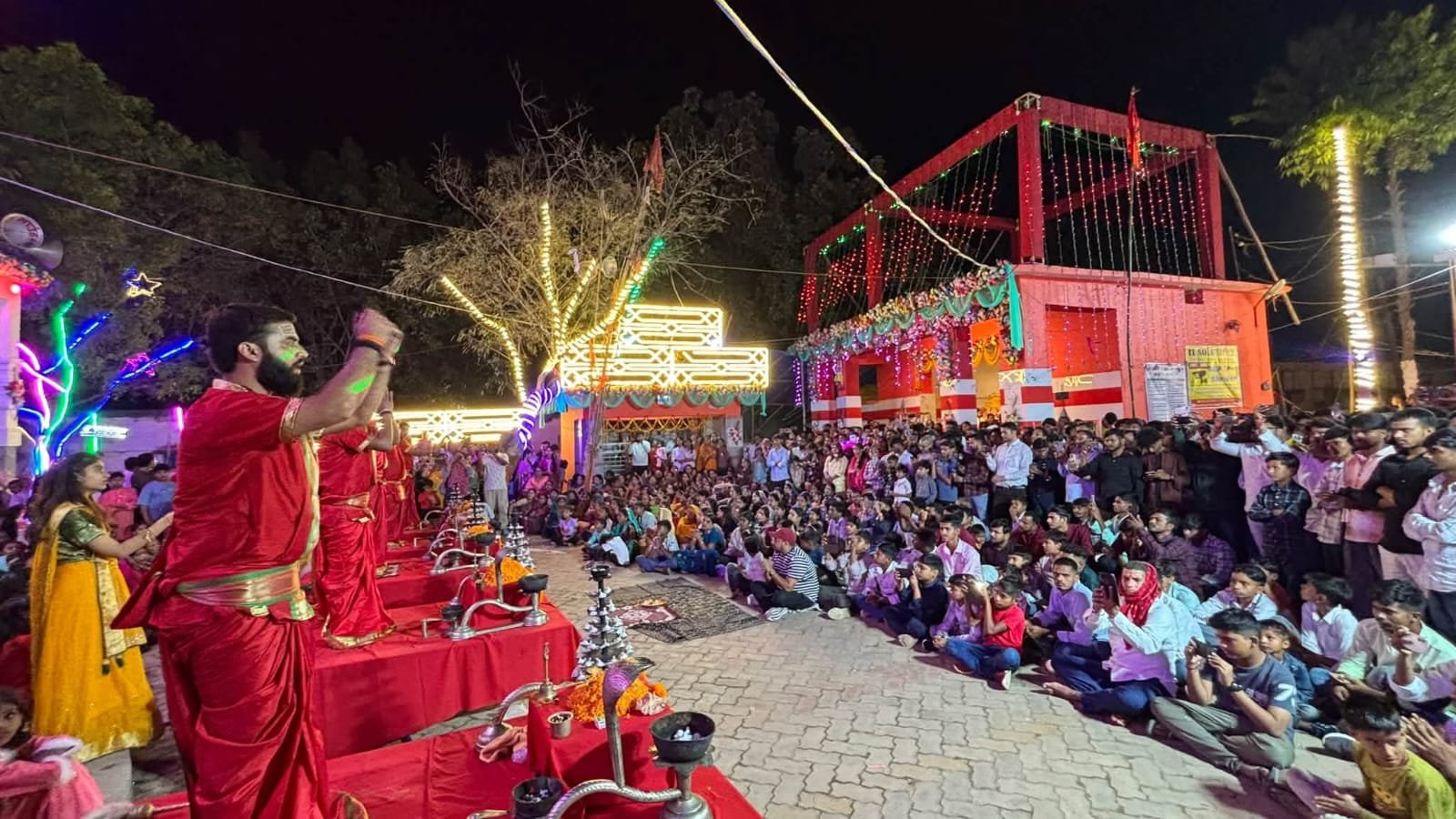 काशी की तर्ज पर जमुआ पंच मंदिर में हुई भव्य महाआरती, भक्ति में लीन दिखे श्रद्धालु।