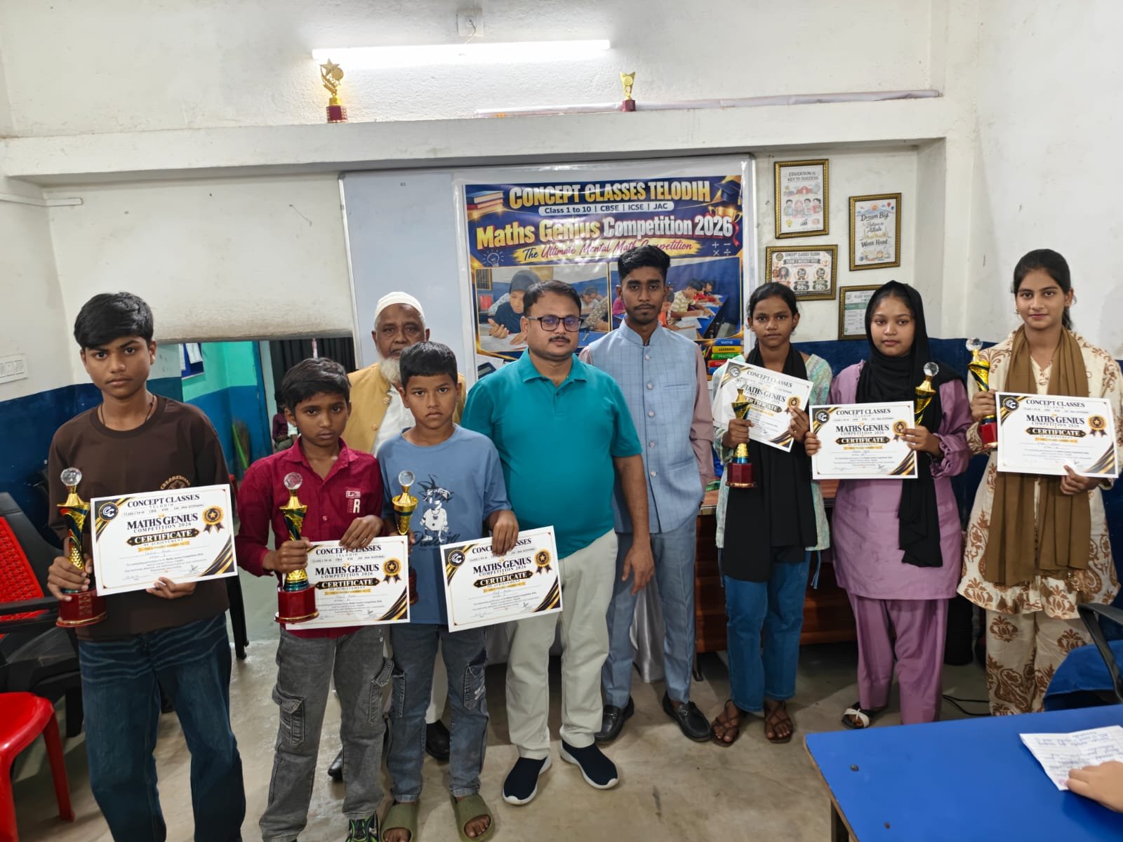 तेलोडीह (गिरिडीह): कॉन्सेप्ट क्लासेज, तेलोडीह के प्रांगण में आयोजित भव्य पुरस्कार वितरण समारोह में नन्हें गणितज्ञों की प्रतिभा का देखने को मिला ।