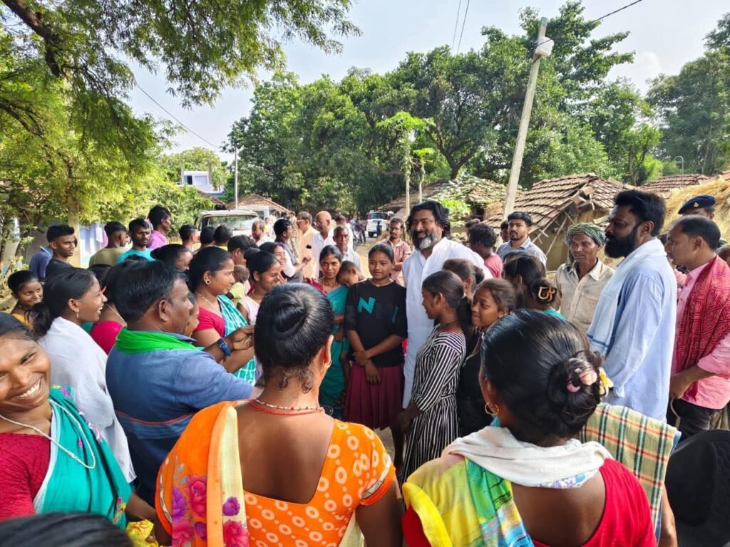 पाकुड़िया में सांसद विजय कुमार हांसदा का जनसंपर्क अभियान, ग्रामीण समस्याओं से हुए रूबरू — DMFT सड़क योजना का किया शिलान्यास