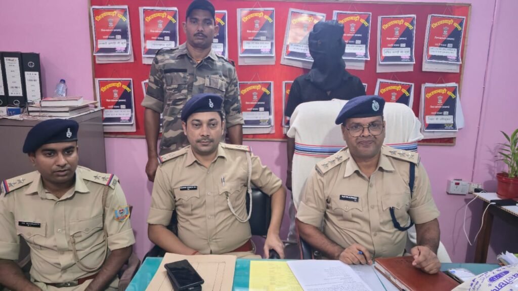 लूटपाट कांड का खुलासा: एक आरोपी गिरफ्तार, दो फरार अपराधियों की तलाश जारी