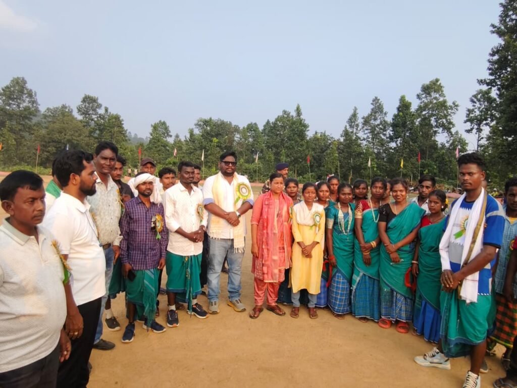 केंद्रीय समिति सदस्य विकास मुर्मू ने किक मारकर किया फुटबॉल फाइनल मुकाबले का शुभारंभ