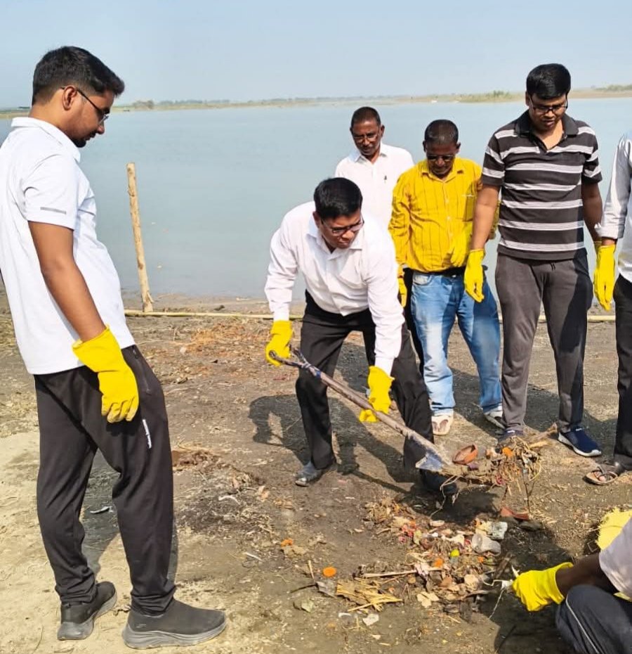 छठ घाट श्रमदान अभियान : शकुंतला सहाय घाट में चला विशेष स्वच्छता अभियान