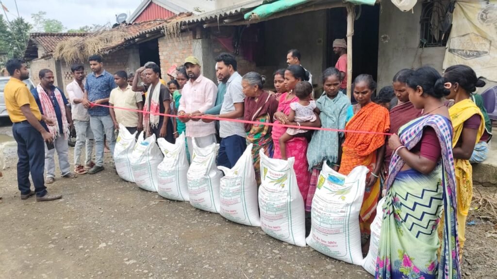 बरहेट में किसानों के बीच 50% अनुदान पर गेहूं बीज वितरण शुरू, प्रमुख बर्नार्ड मरांडी व अध्यक्ष देवाशीष भारती ने किया शुभारंभ