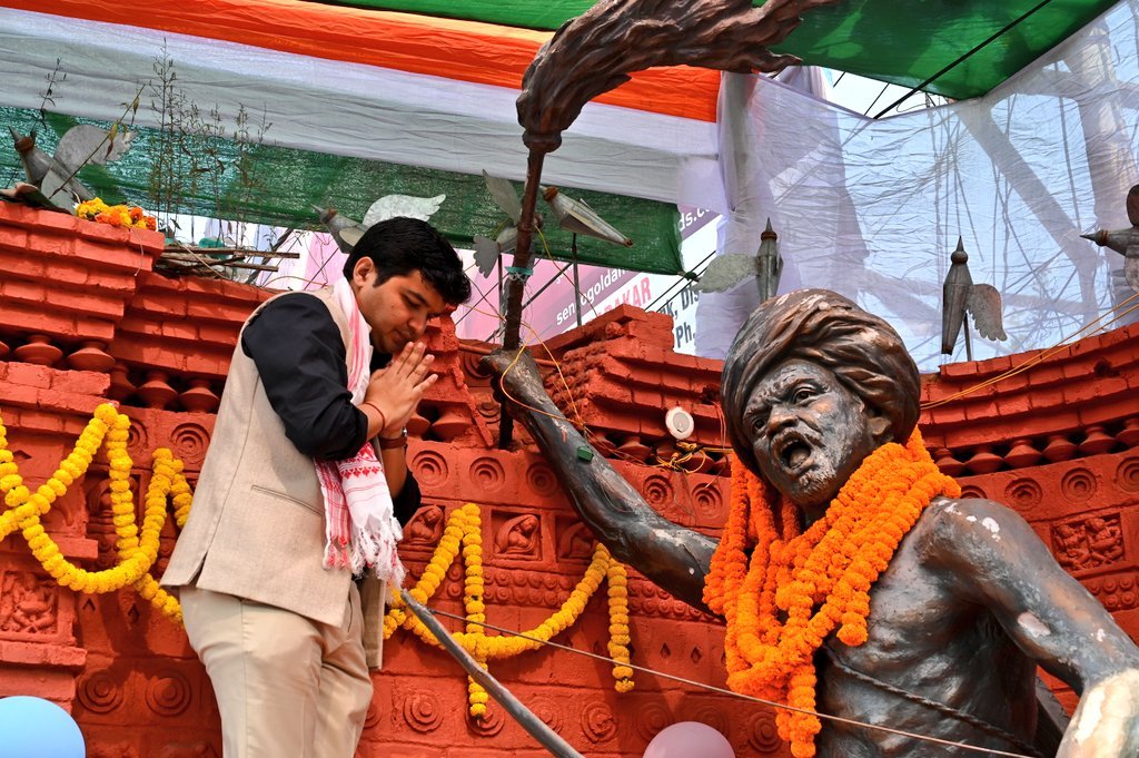 पाकुड़ में श्रद्धा व सम्मान से मनाई गई धरती आबा भगवान बिरसा मुंडा की 150वीं जयंती, वरीय अधिकारियों ने किया माल्यार्पण