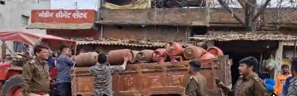 गिरिडीह जिले के धनवार थाना क्षेत्र में हाल के दिनों में सरकारी विद्यालयों व आंगनबाड़ी केंद्रों से चोरी होने वाले गैस सिलेंडरों के सिलसिले पर पुलिस ने कड़ा प्रहार किया है। ग्रामीणों की मुस्तैदी से पकड़े गए चोर के बयान पर पुलिस ने छापेमारी कर 61 सिलेंडर बरामद किए हैं।