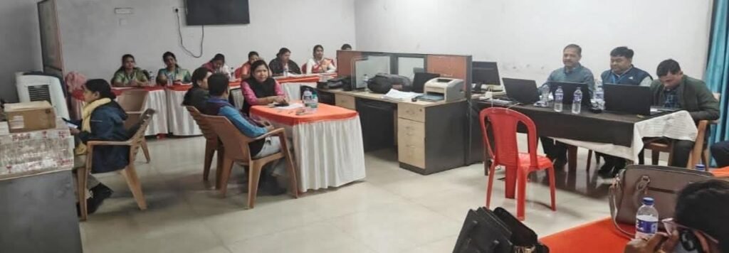 गिरिडीह। नगरपालिका आम निर्वाचन-2026 में मतदान प्रारंभ होने के बाद जिला निर्वाचन पदाधिकारी-सह-उपायुक्त रामनिवास यादव ने जिला नियंत्रण कक्ष का औचक निरीक्षण किया।