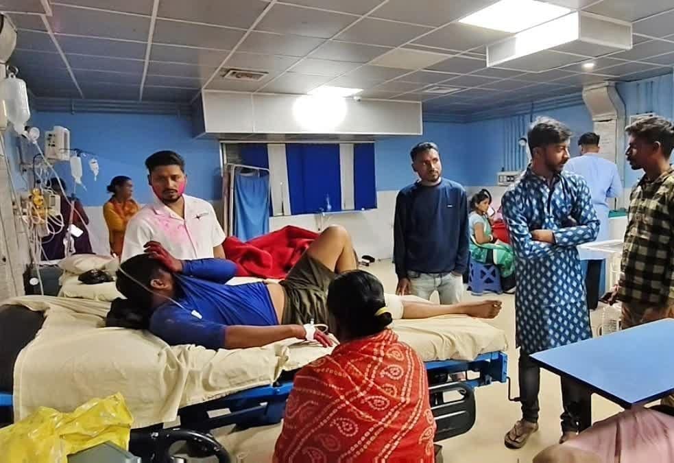 धनबाद में होली के जश्न के दौरान बड़ा विवाद, डीजे और पैसों को लेकर दो पक्ष भिड़े; चली गोलियां, दो युवक गंभीर रूप से घायल