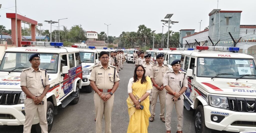 जिले के 16 थानों को उपलब्ध कराए गए चार पहिया पेट्रोलिंग वाहन, उपायुक्त एवं पुलिस अधीक्षक ने संयुक्त रूप से हरी झंडी दिखाकर सभी वाहनों को किया रवाना