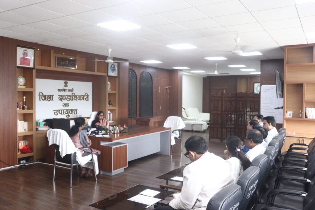 मुआवजा राशि वितरण में पारदर्शिता सुनिश्चित करने हेतु उपायुक्त ने बैंकर्स के साथ की महत्वपूर्ण बैठक